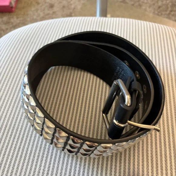 Hot Topic Three Row Black Studded Belt with Silver Pyramid Hardware - Picture 4 of 6